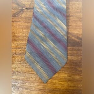 Calvin Klein Gray Striped 100% Silk Mens Necktie
*Flawed*